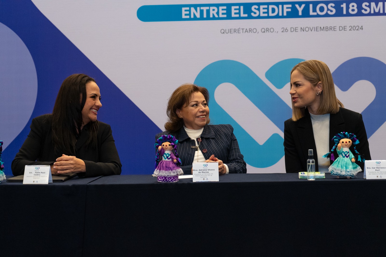 Imagen de Adriana Olvera de Macías con el Voluntariado del SMDIF en Querétaro